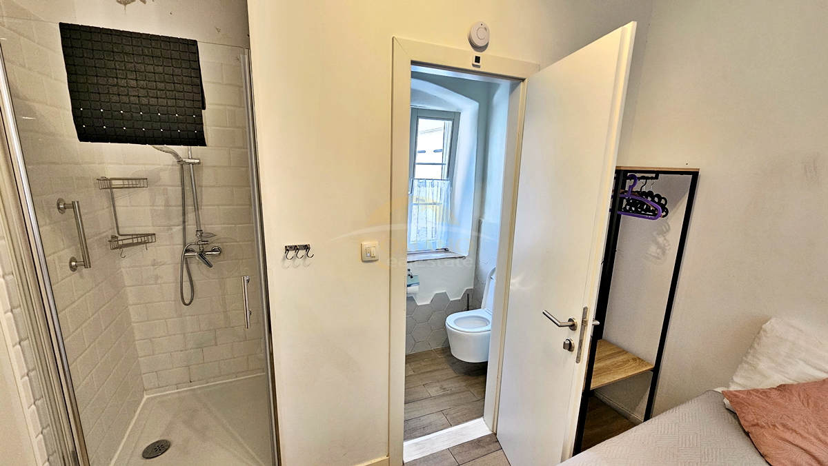 Casa in pietra ristrutturata nel centro storico di Trogir su 5 piani